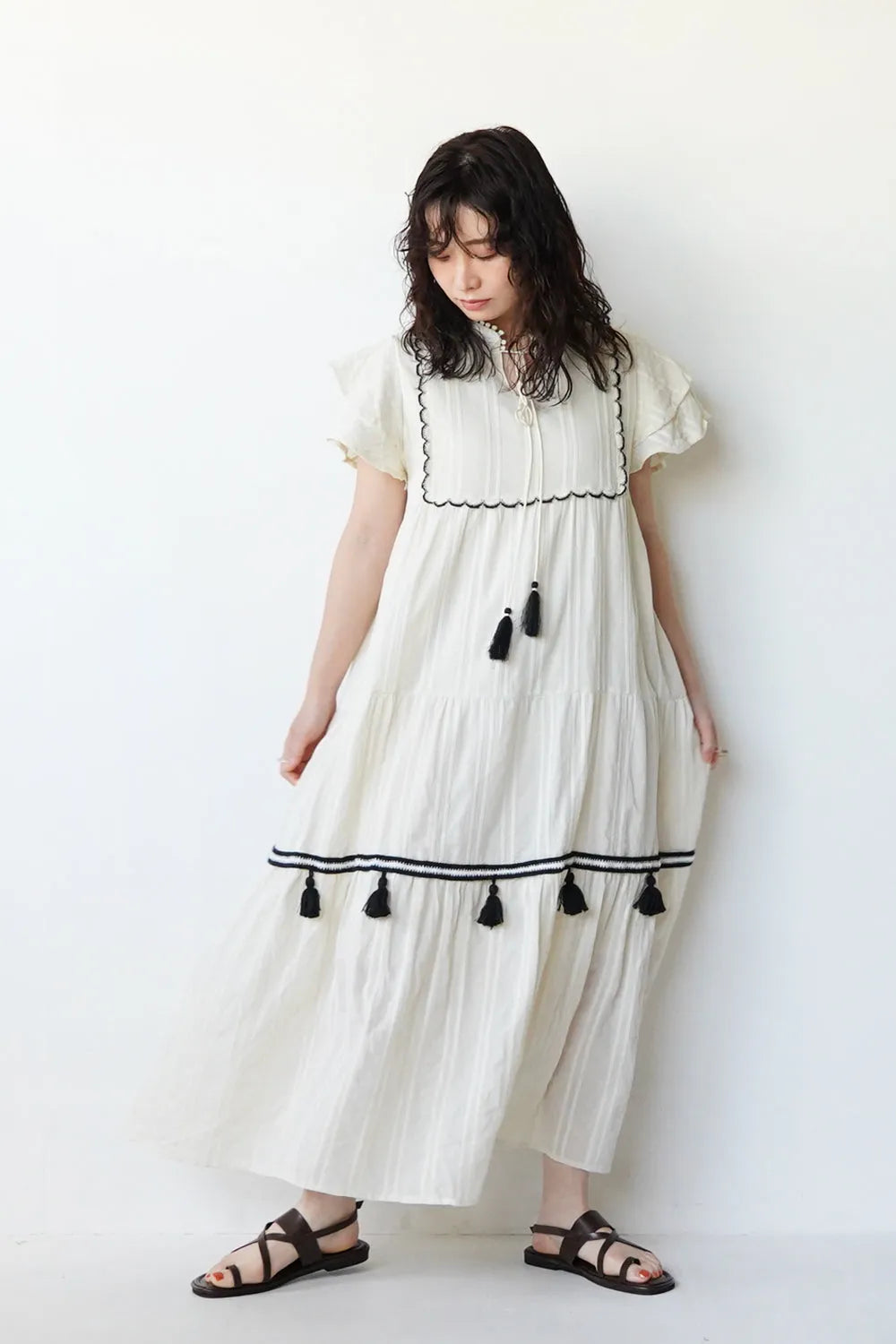 ラインクロスフラットサンダル