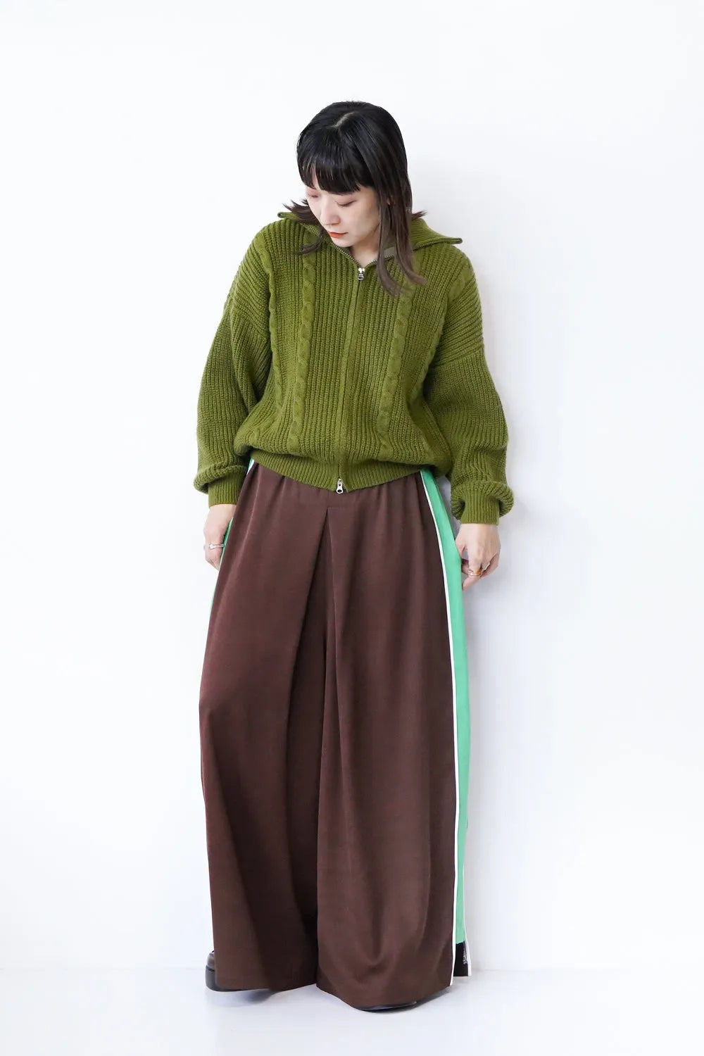 ジップアップハイネックニット