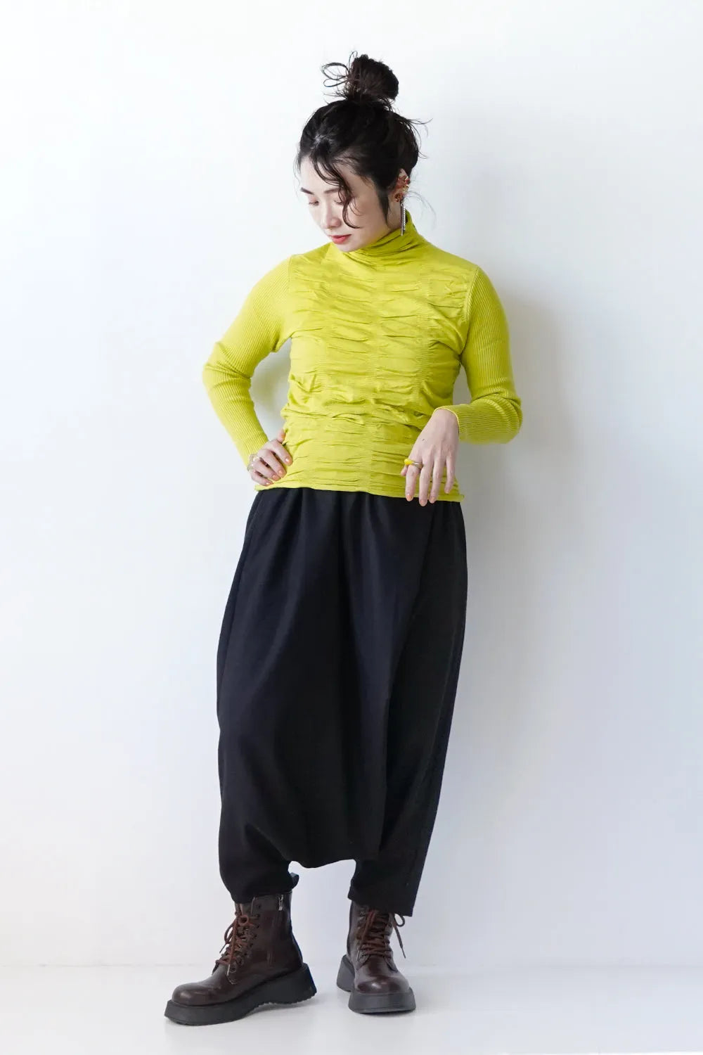 リブスリーブ シャーリングタートルニット