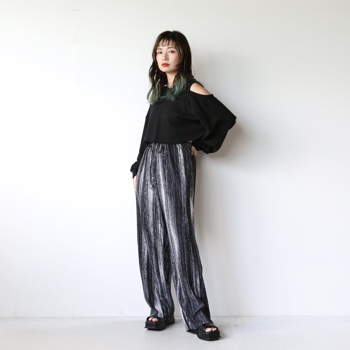 etsinta バーガンディ サイドストライプパンツ ストライプ柄パンツ レディース（その他パンツ）｜OTONA（オトナ