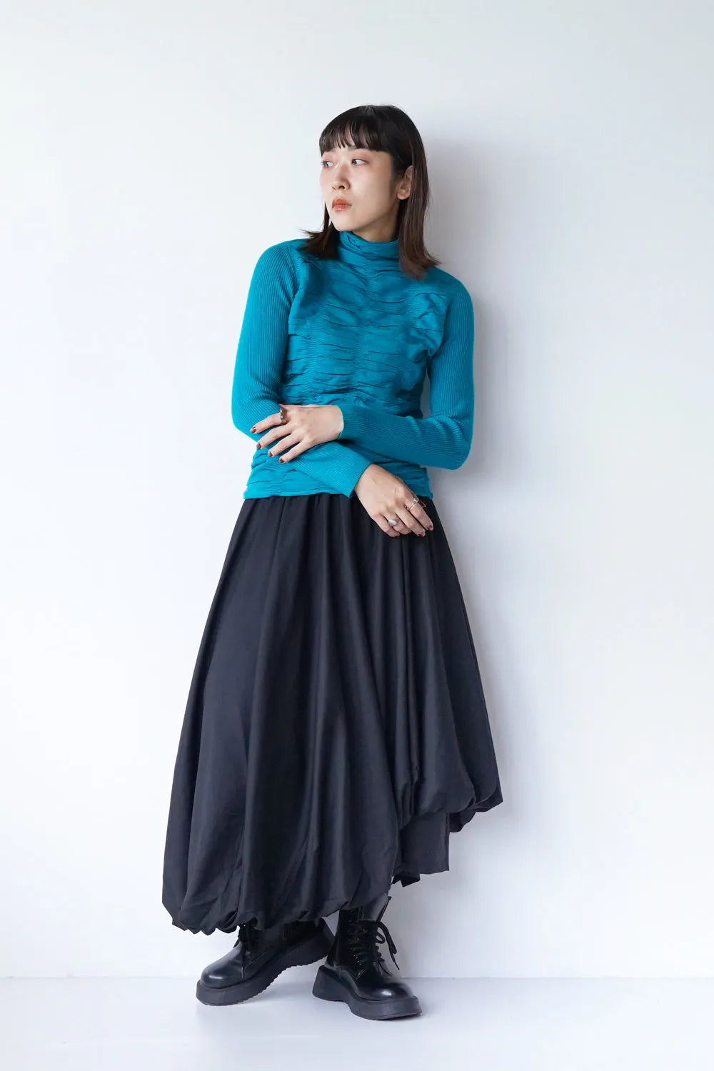 リブスリーブ シャーリングタートルニット