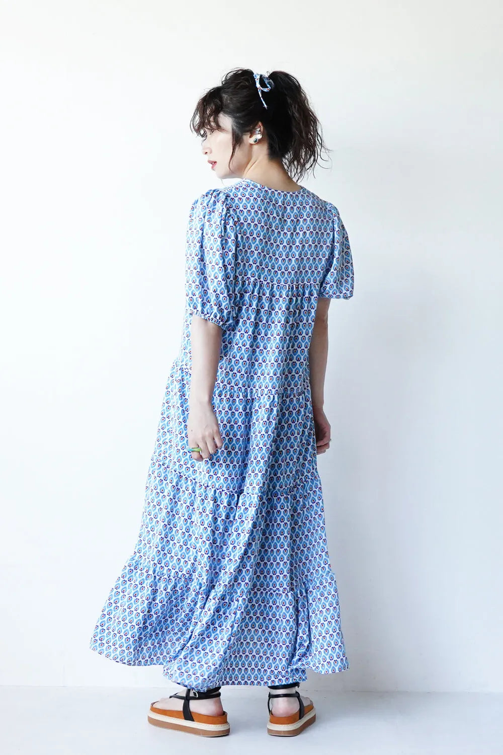 ボタニカル柄ネックシャーリングティアードワンピース