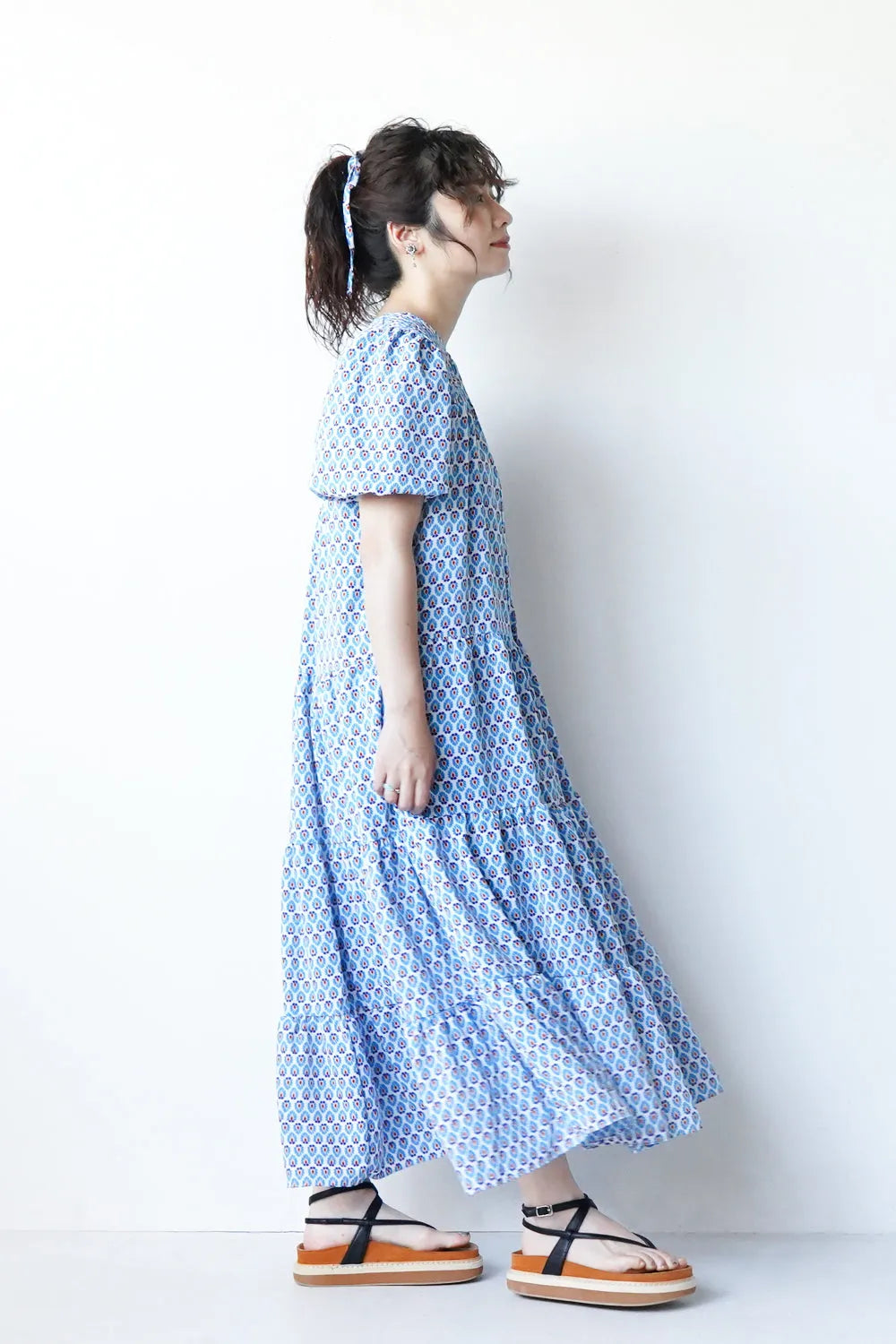 ボタニカル柄ネックシャーリングティアードワンピース