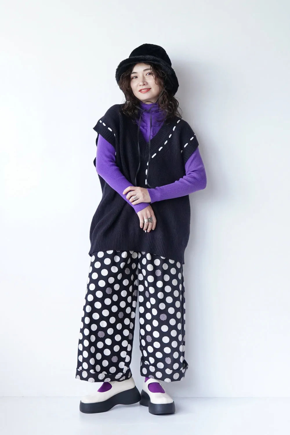 ホワイトステッチVネックニットベスト