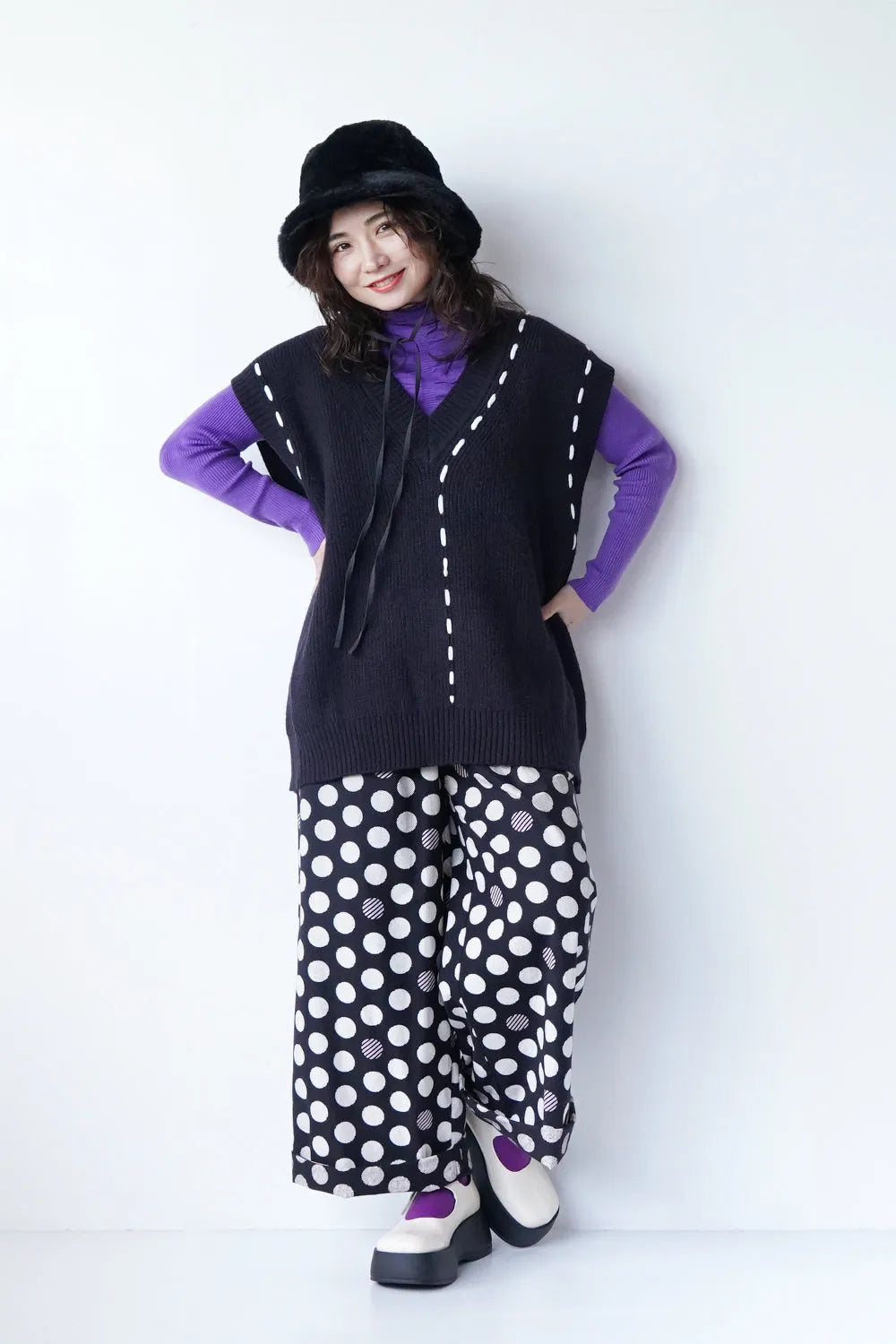 ホワイトステッチVネックニットベスト