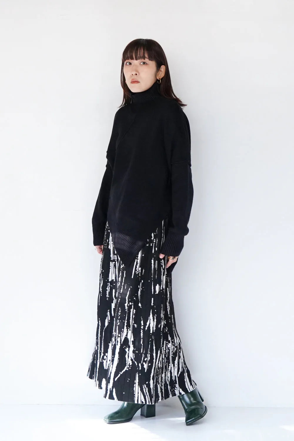 モノトーン柄スカート