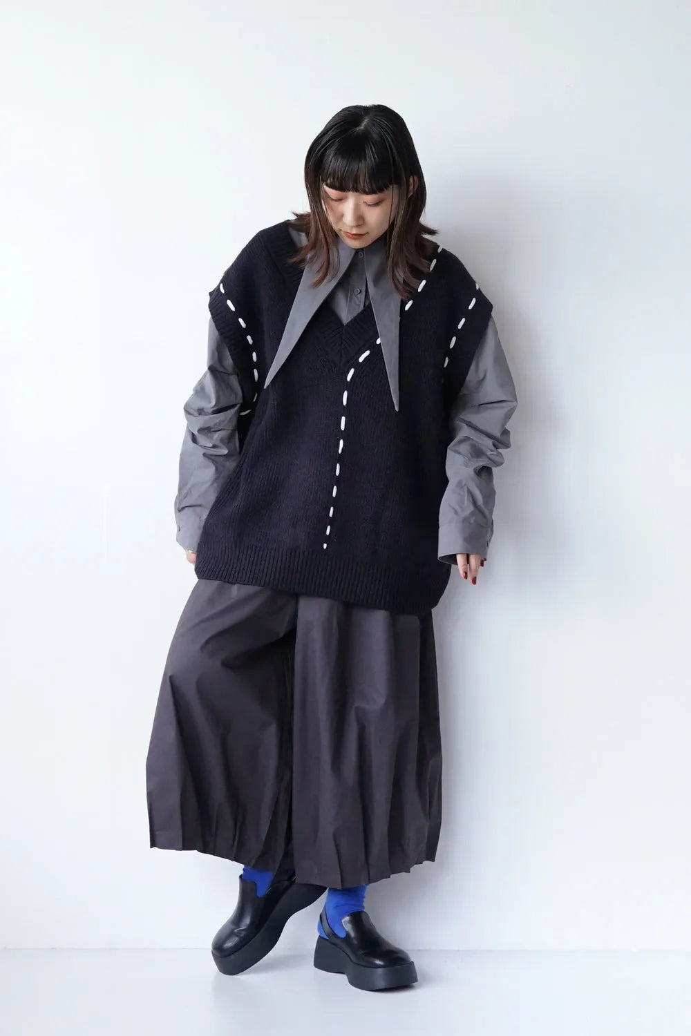 ホワイトステッチVネックニットベスト