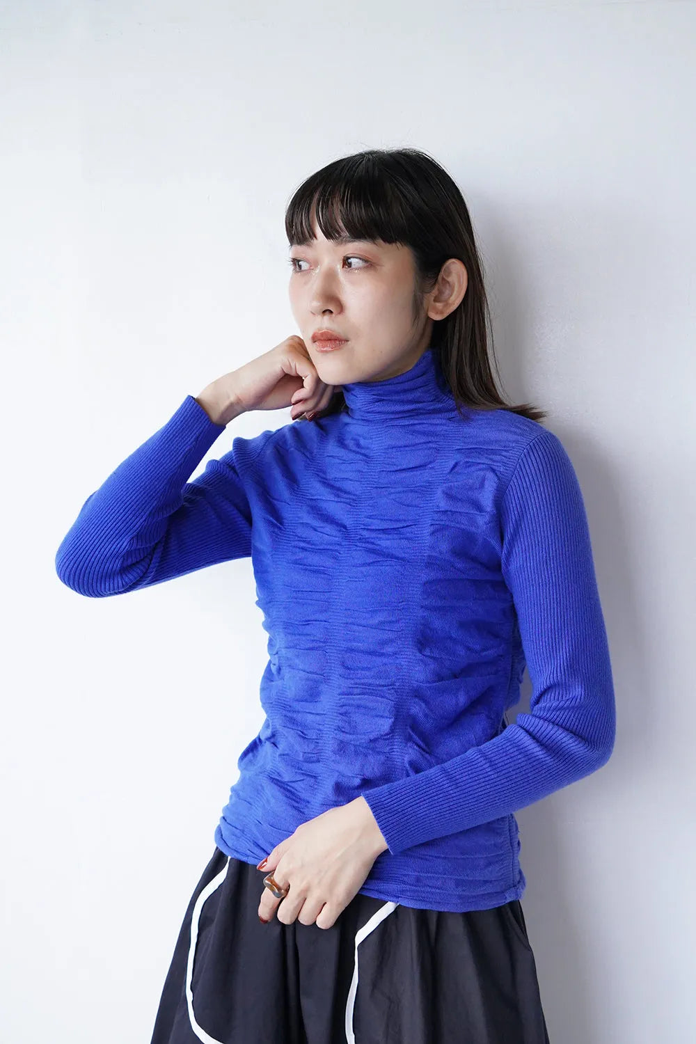 リブスリーブ シャーリングタートルニット