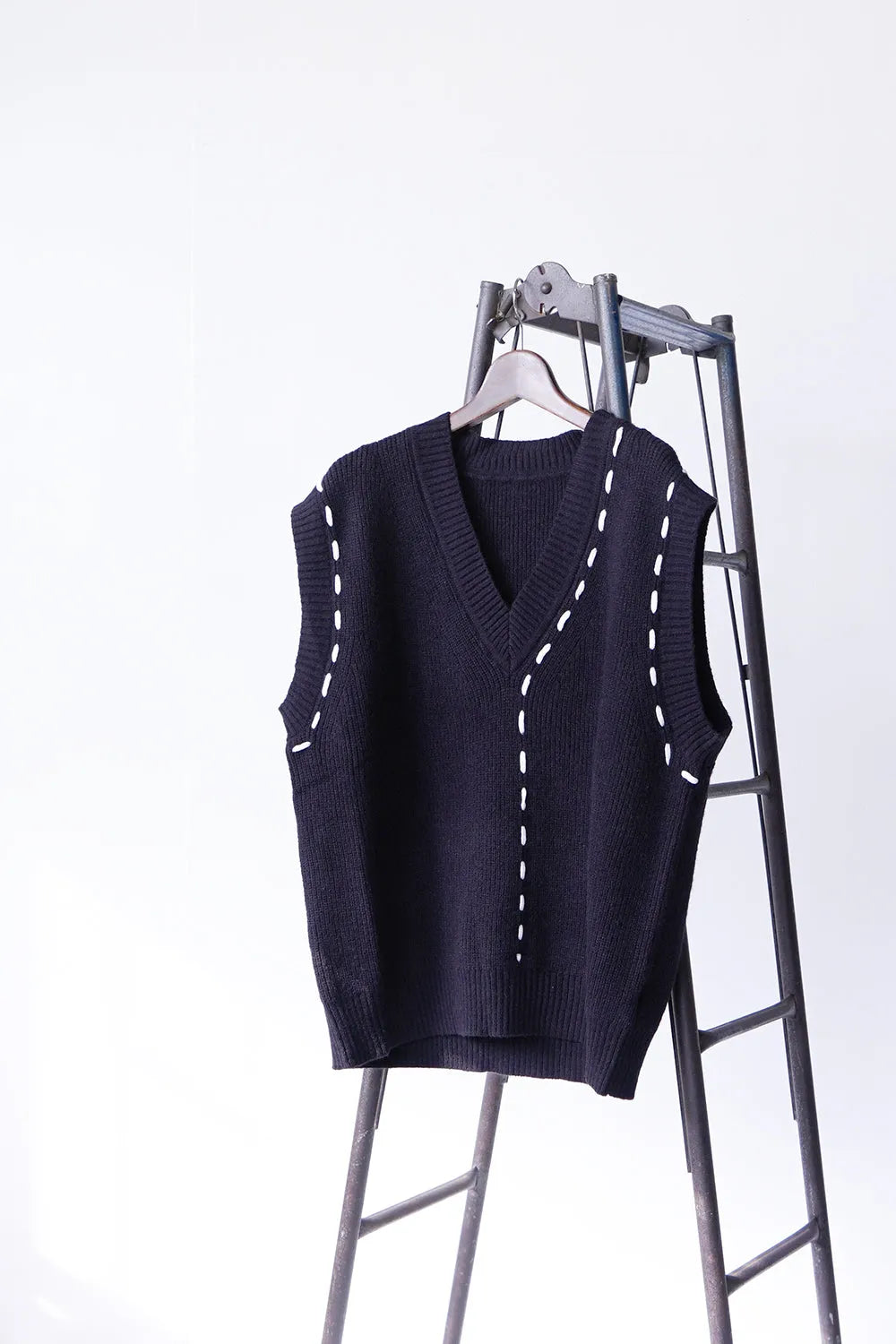 ホワイトステッチVネックニットベスト