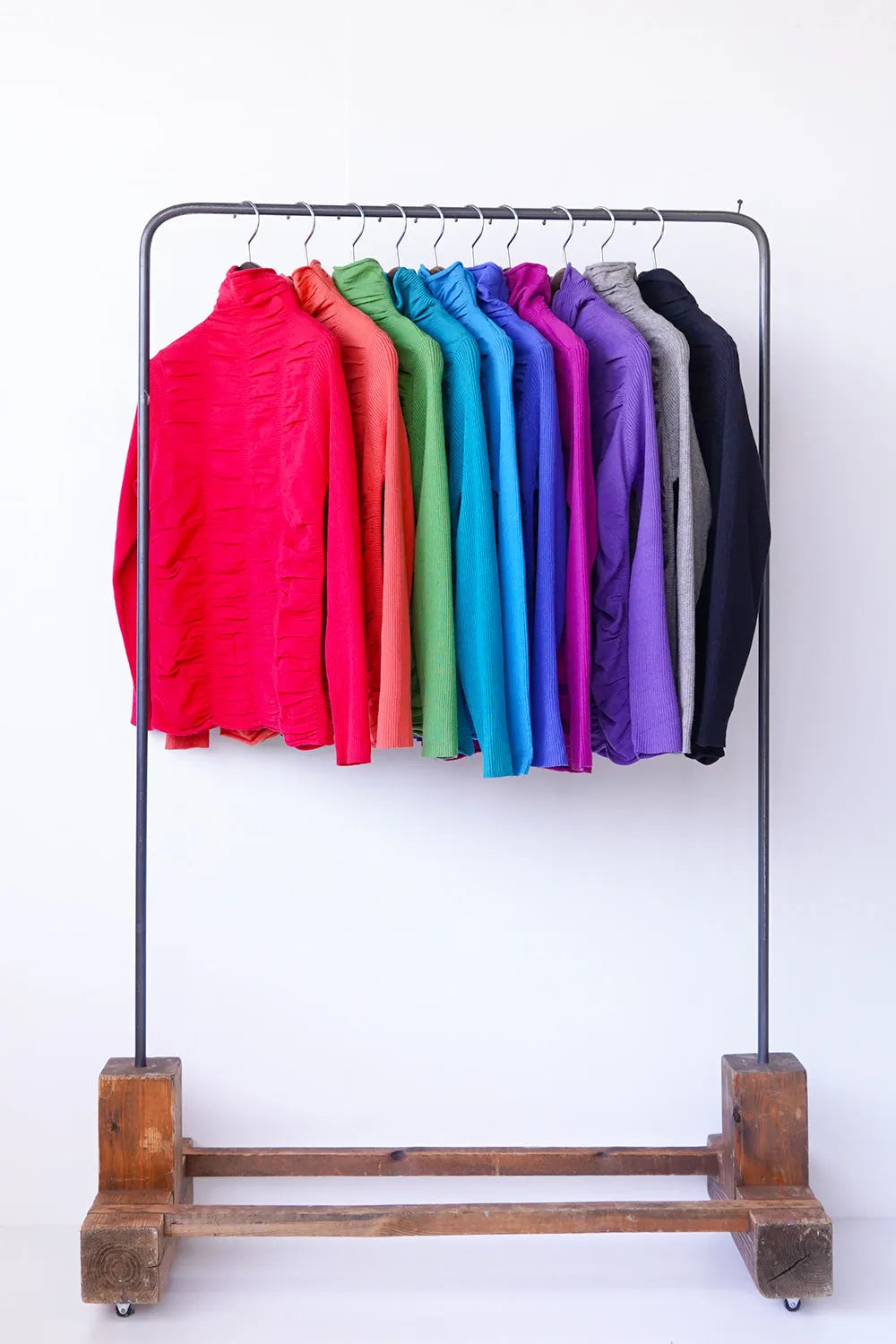 リブスリーブ シャーリングタートルニット