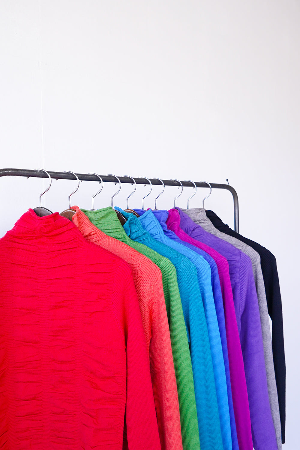 リブスリーブ シャーリングタートルニット