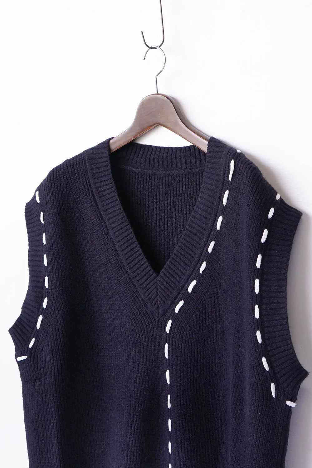 ホワイトステッチVネックニットベスト