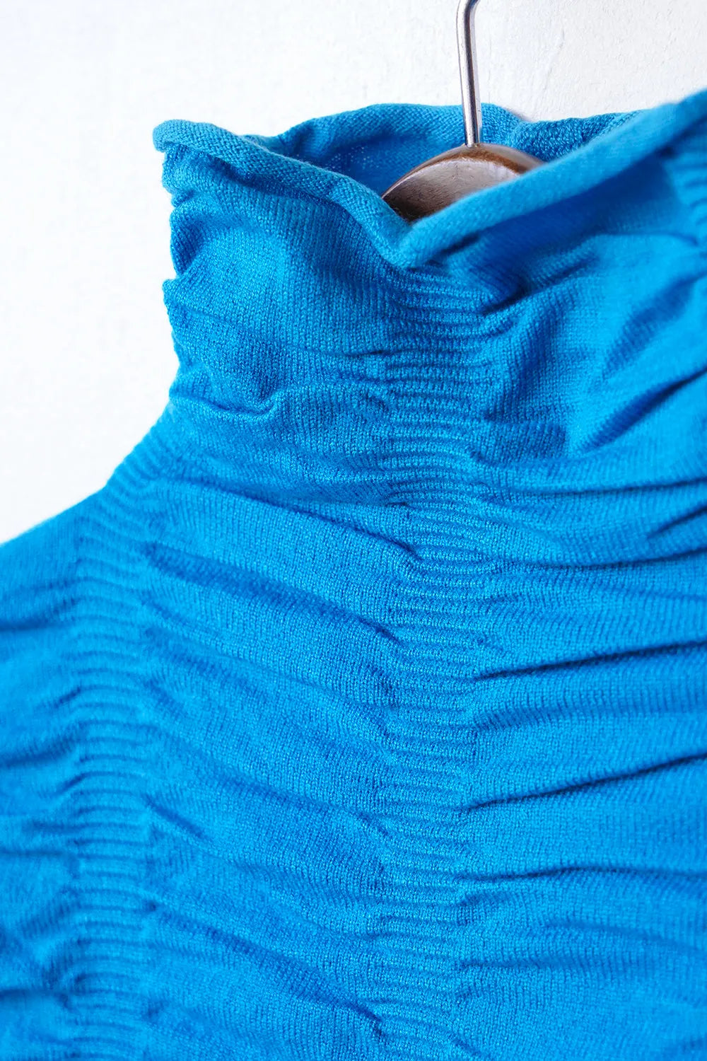 リブスリーブ シャーリングタートルニット