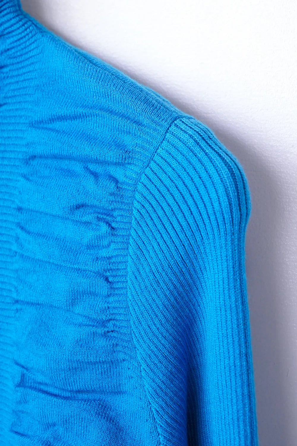 リブスリーブ シャーリングタートルニット