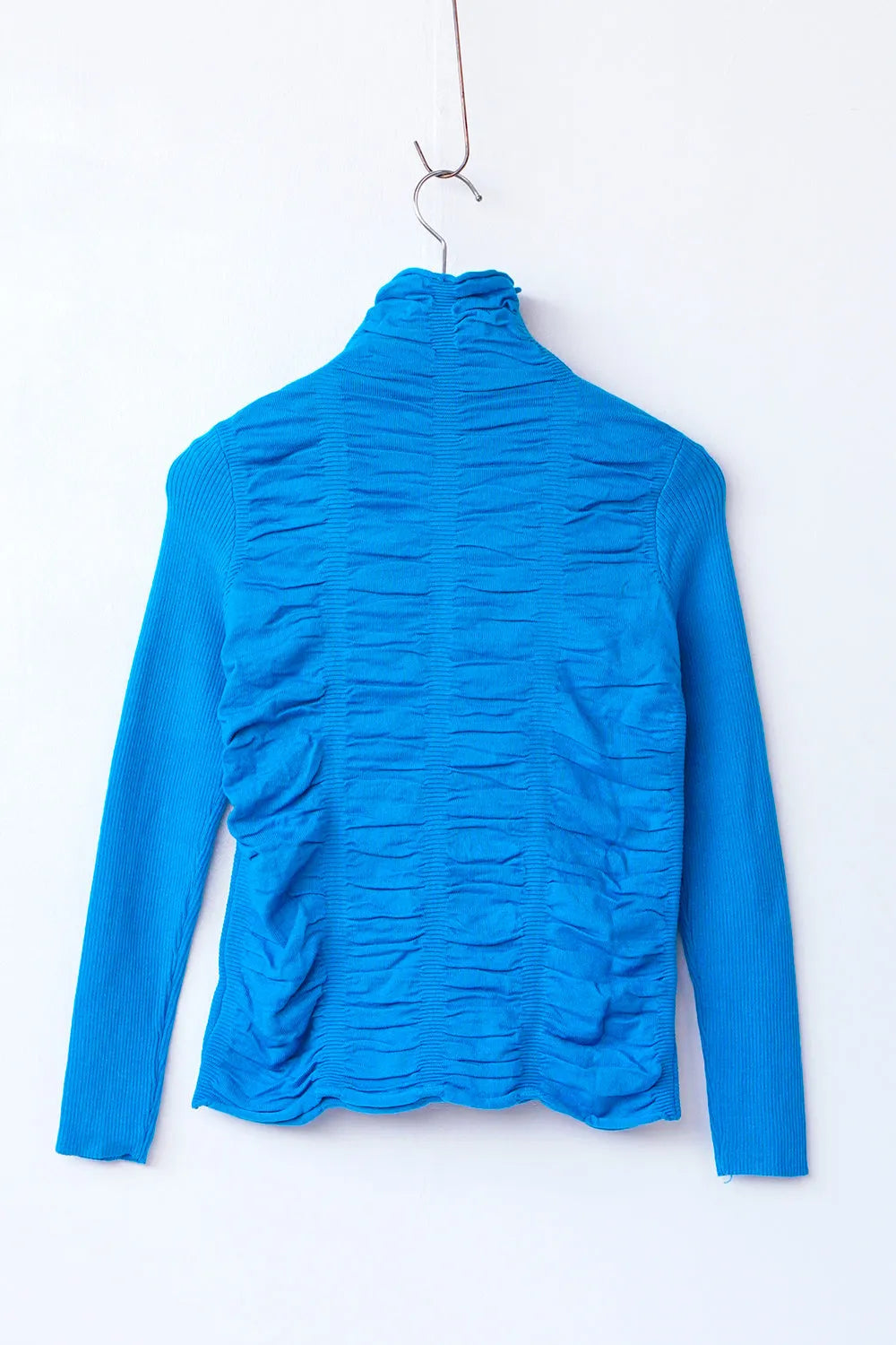 リブスリーブ シャーリングタートルニット