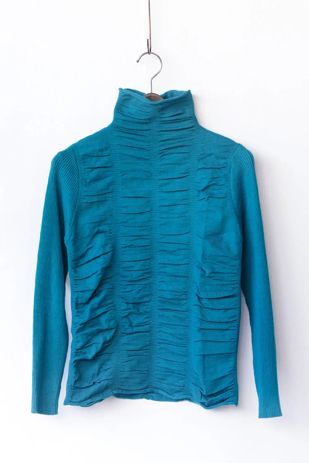 リブスリーブ シャーリングタートルニット