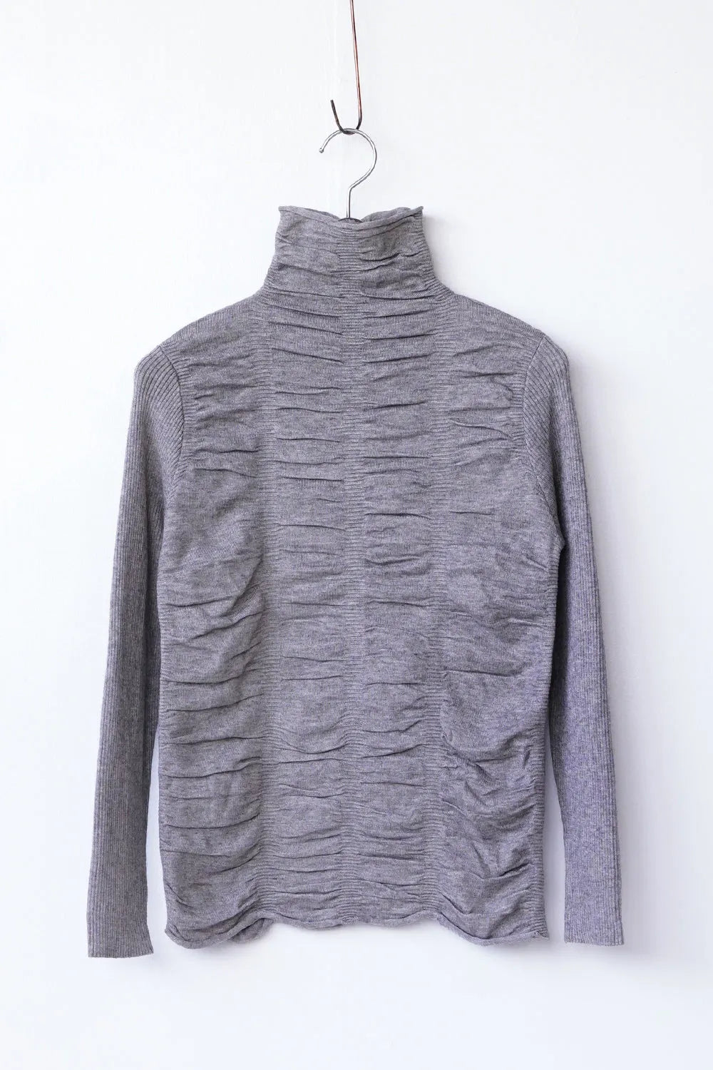 リブスリーブ シャーリングタートルニット