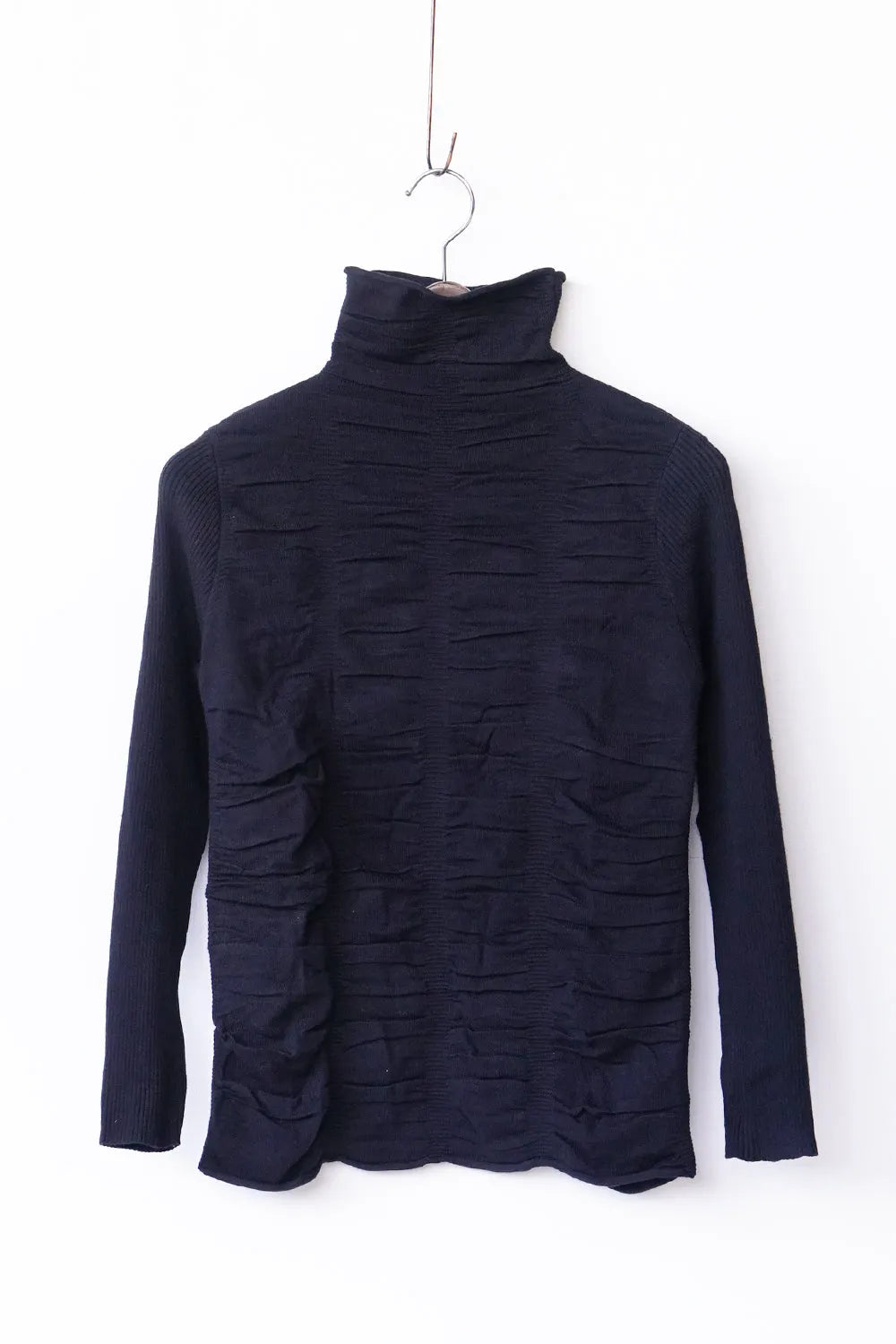 リブスリーブ シャーリングタートルニット