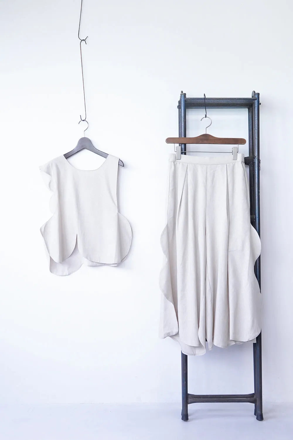 アシメスカラップ麻混ベスト