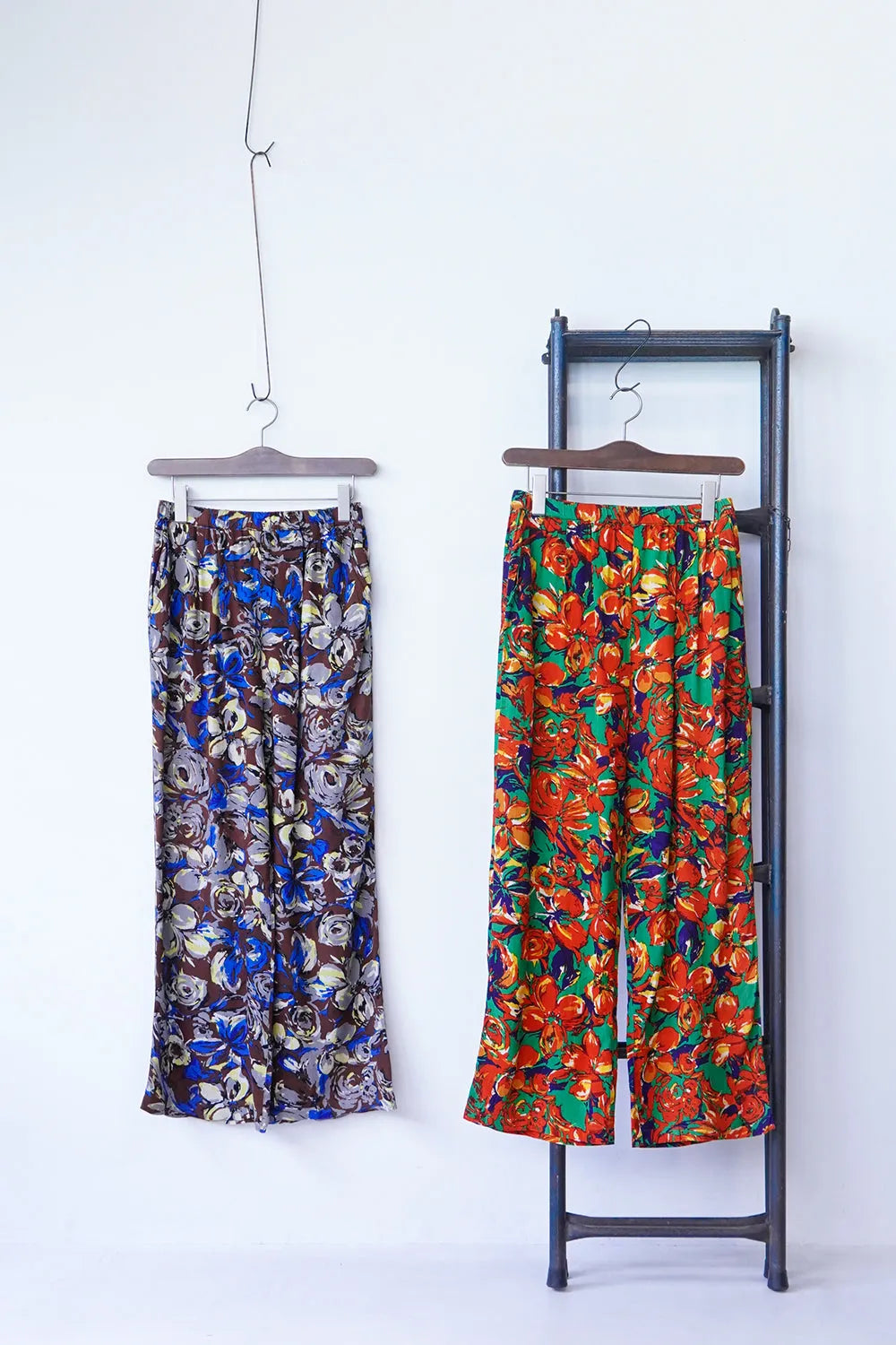 ビビッド大花柄麻混イージーパンツ