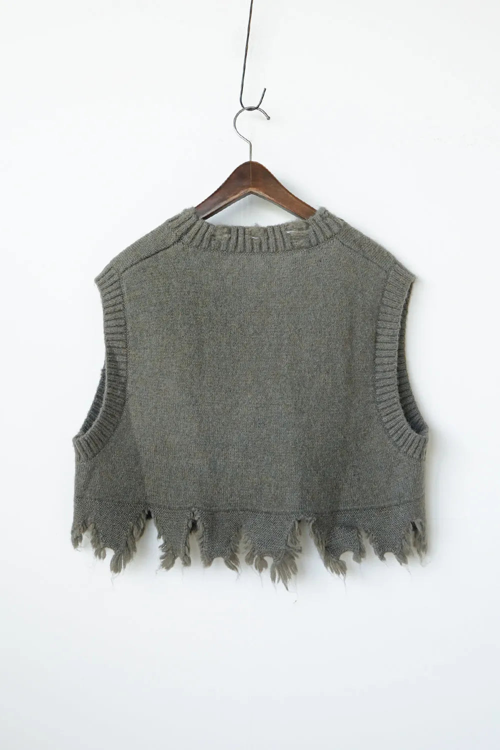 人柄？ダメージニットベスト