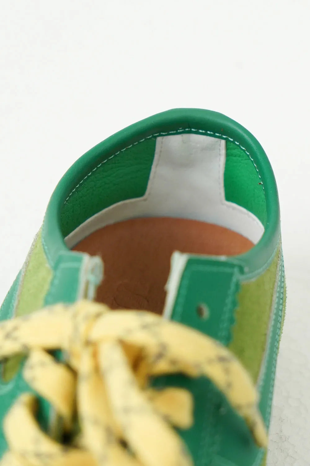 スエードスニーカー