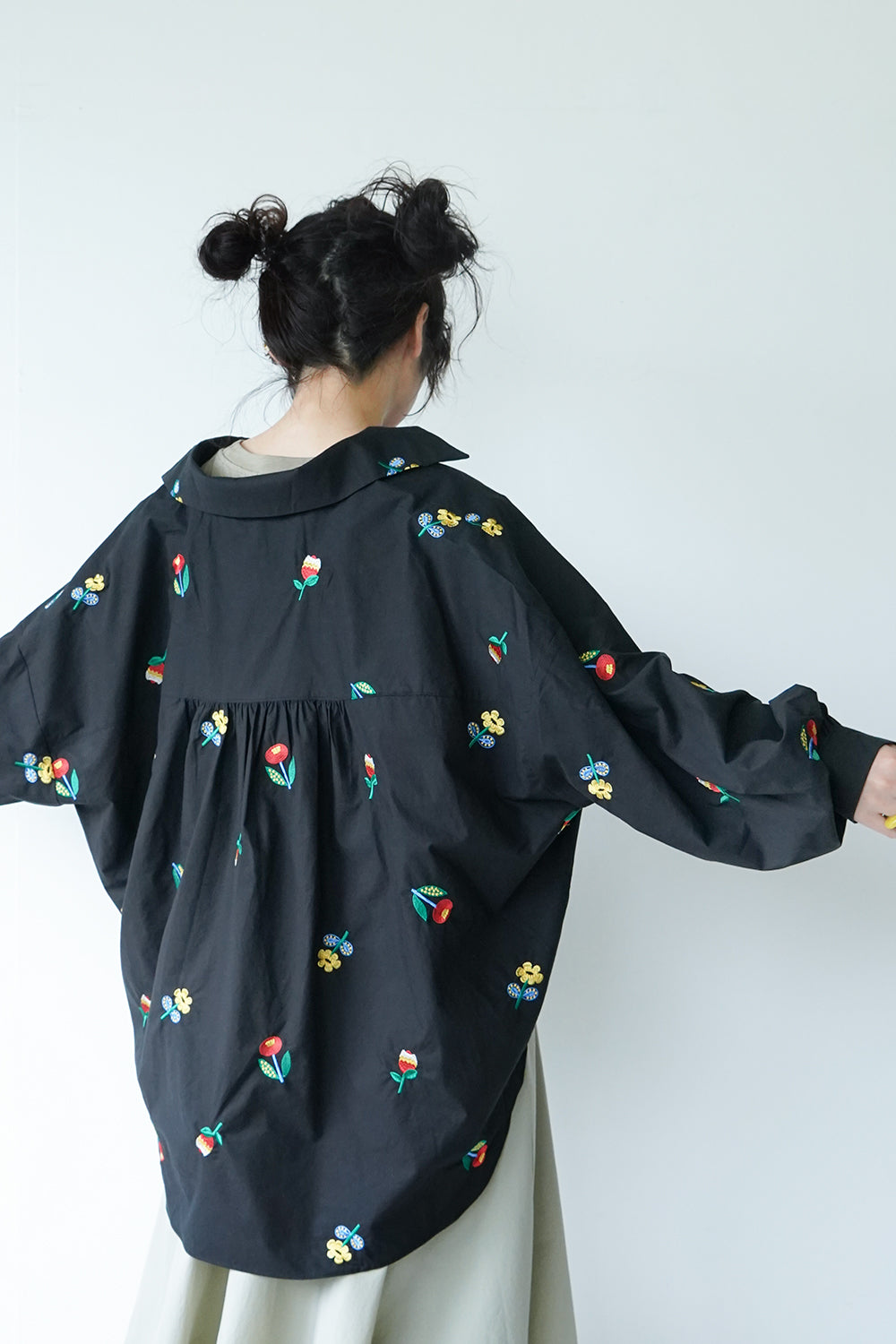 美品✨ アンサンブル ピンタック シャツフーディ × ベスト 花刺繍 ブラック ブラウス シャツ トップス 七分袖 レディース 花柄 刺繍 Vネック
