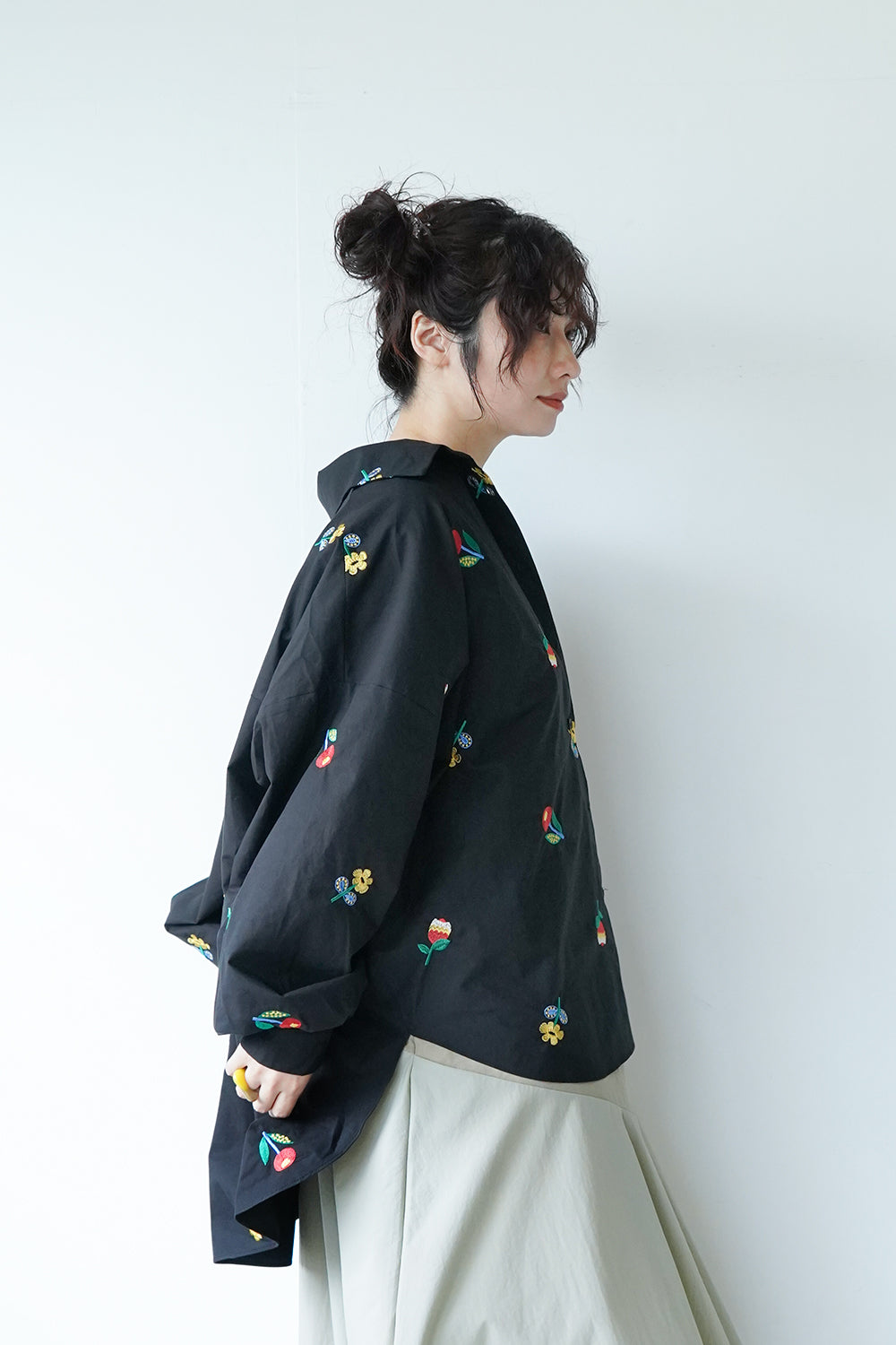 【美品】アーツ&サイエンス コットンクルタシャツ 長袖シャツ 花柄 フラワー 美品】アーツ&サイエンス コットンクルタシャツ 長袖シャツ 花柄