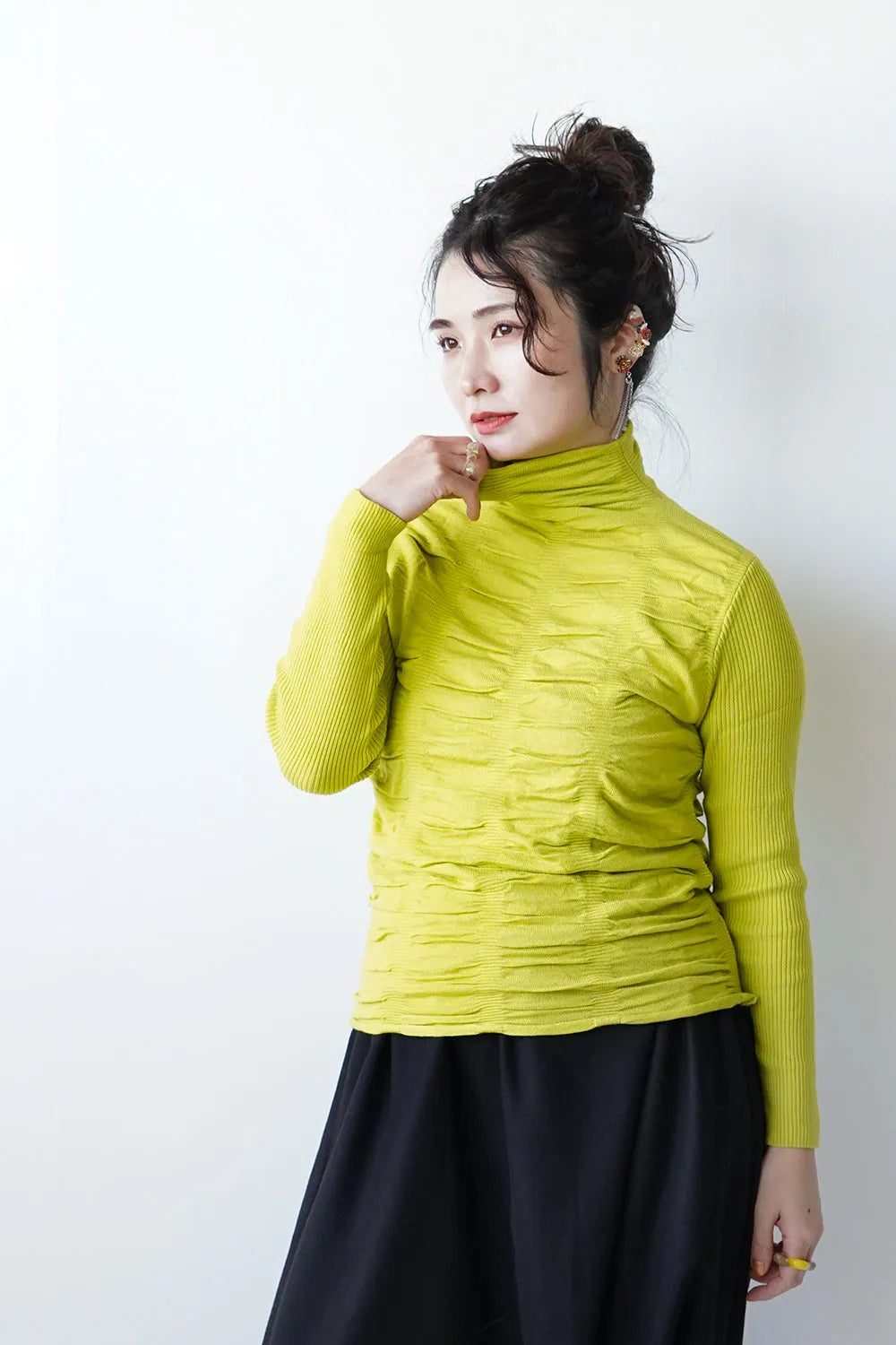 リブスリーブ シャーリングタートルニット