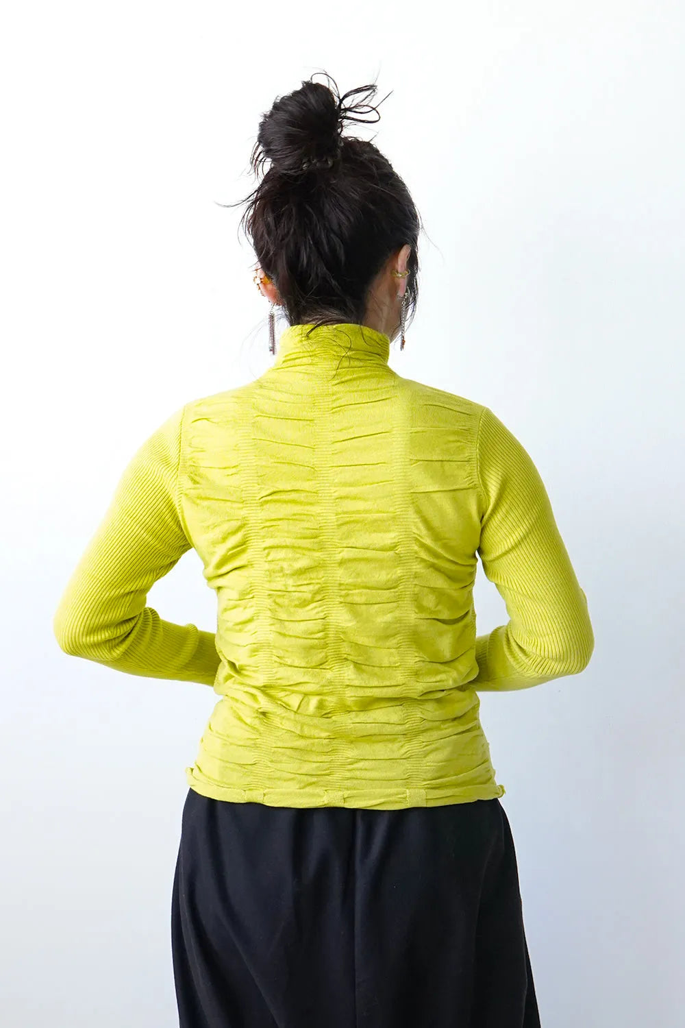 リブスリーブ シャーリングタートルニット