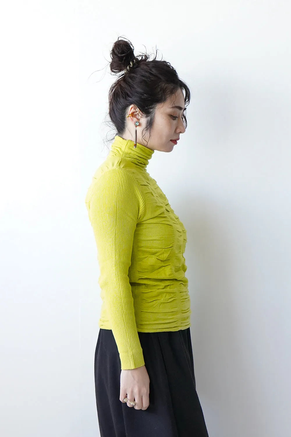 リブスリーブ シャーリングタートルニット