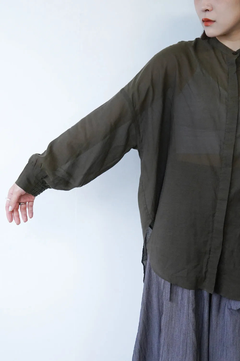 バックスリットシアーブラウス