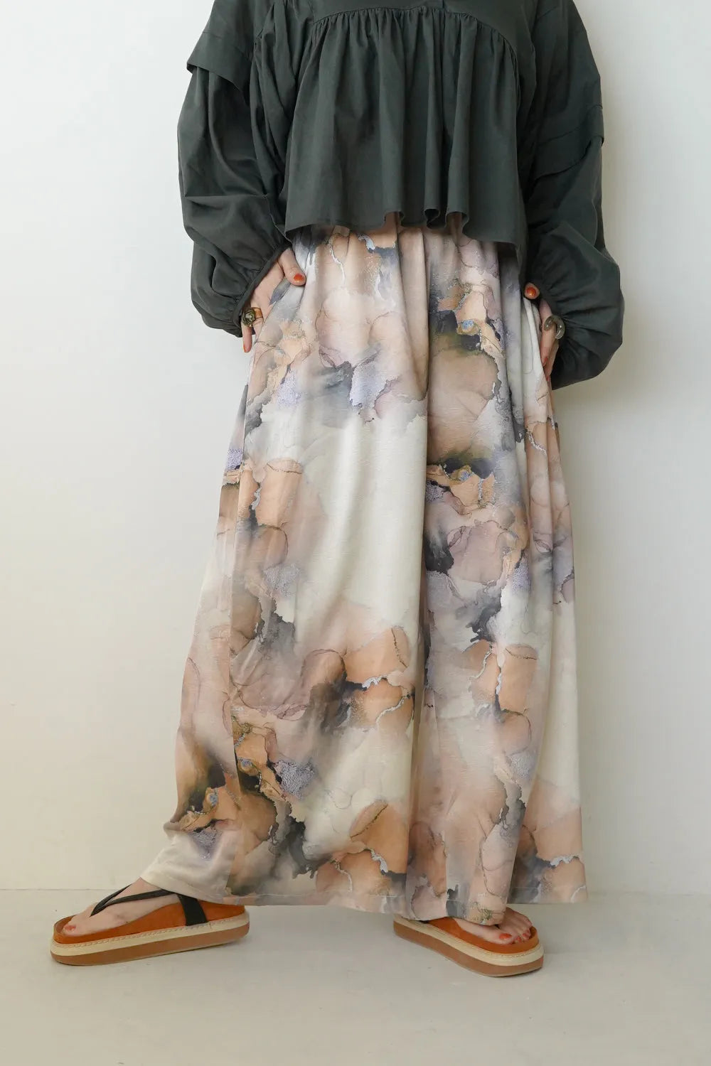 【LILA n’citta】水彩柄サテンイージーパンツ