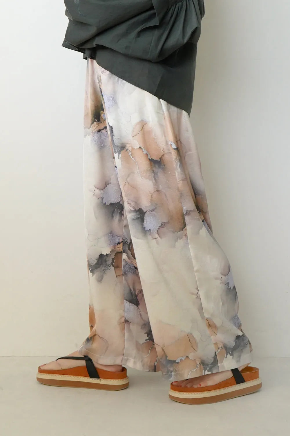 【LILA n’citta】水彩柄サテンイージーパンツ