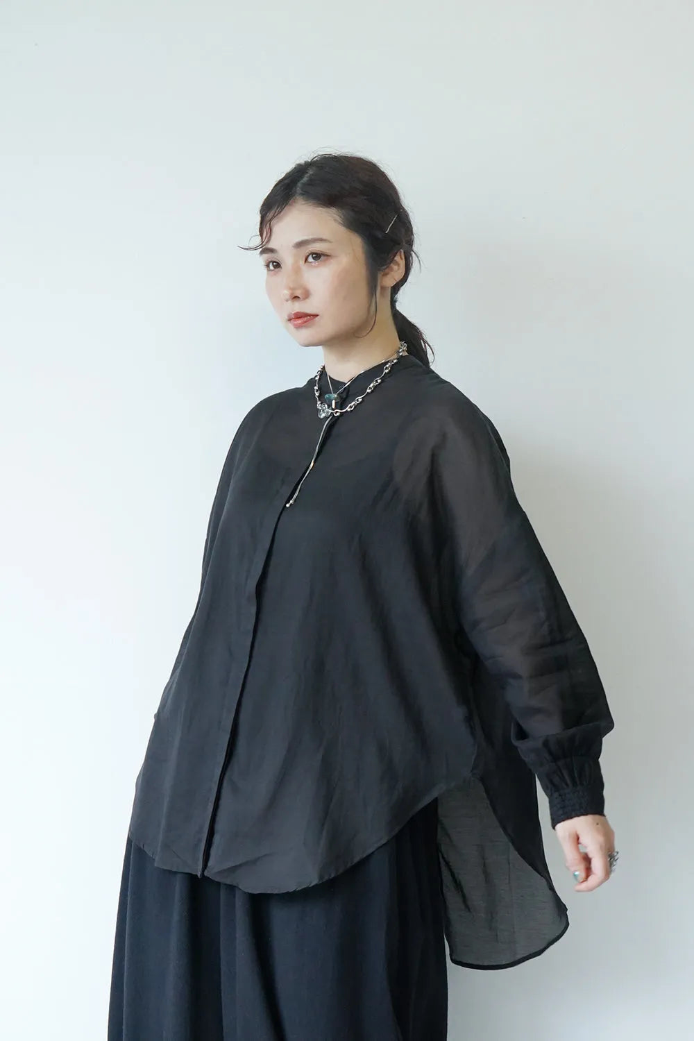 バックスリットシアーブラウス