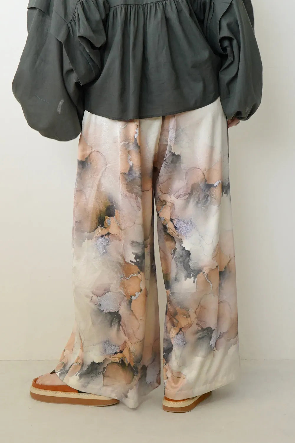 【LILA n’citta】水彩柄サテンイージーパンツ