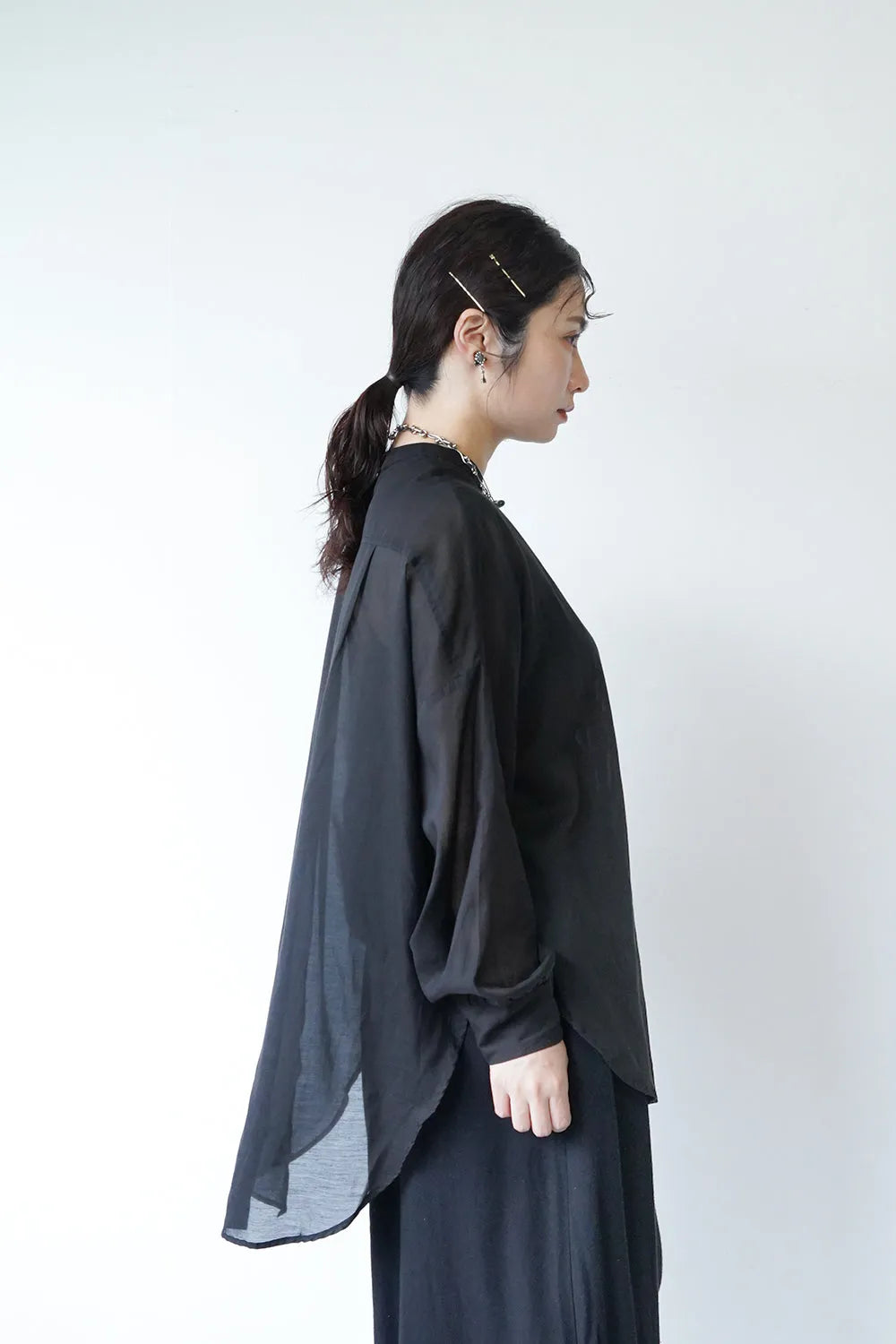 バックスリットシアーブラウス