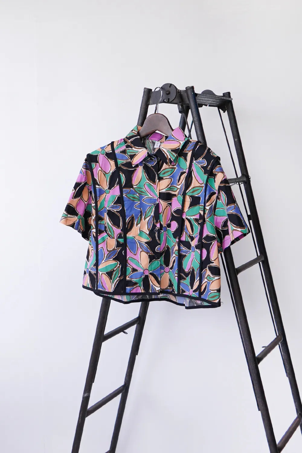 カラフルフラワープリントコットンショートシャツ – LILA & CITTA カラフルフラワープリントコットンショートシャツ – LILA & CITTA