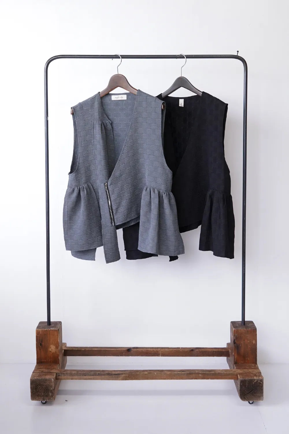 エンボス加工カシュクールショートベスト