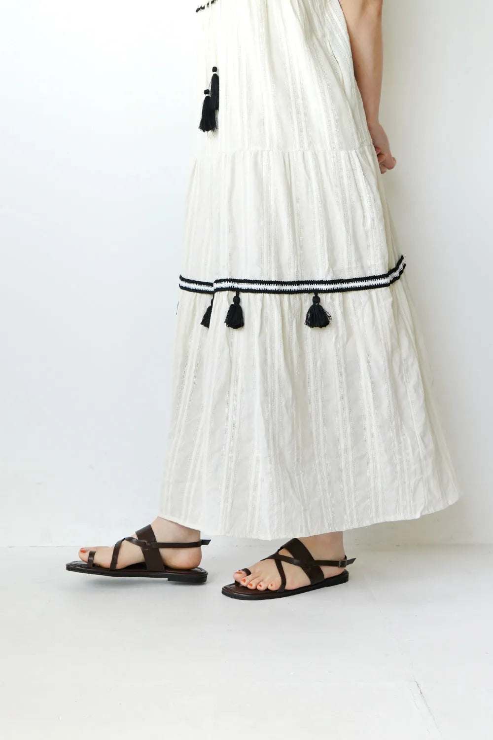 ラインクロスフラットサンダル