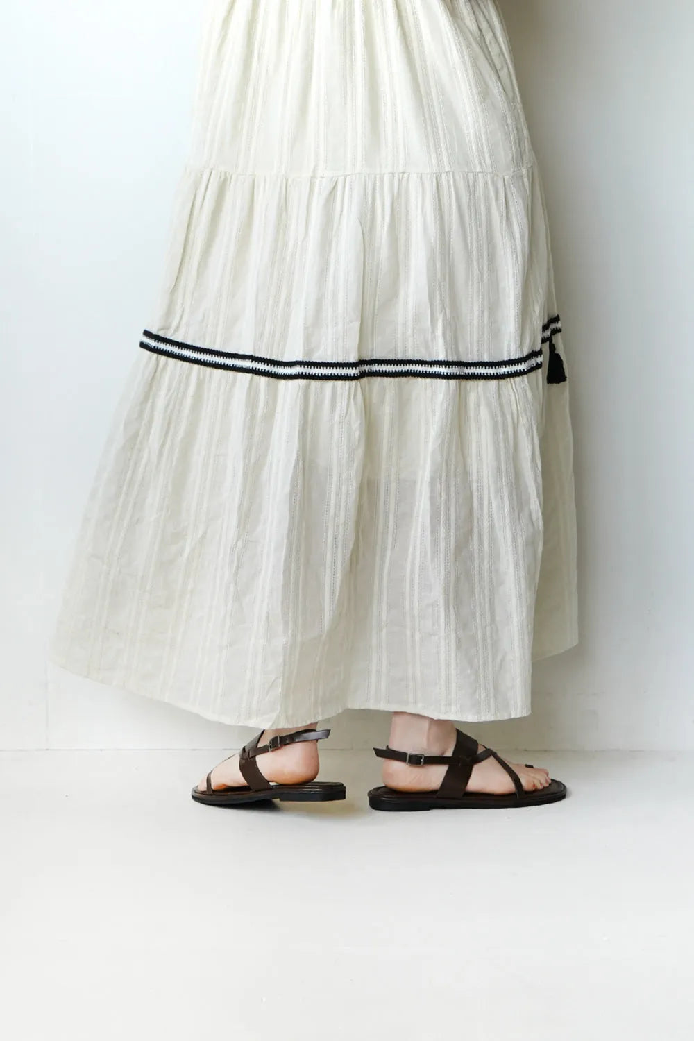 ラインクロスフラットサンダル