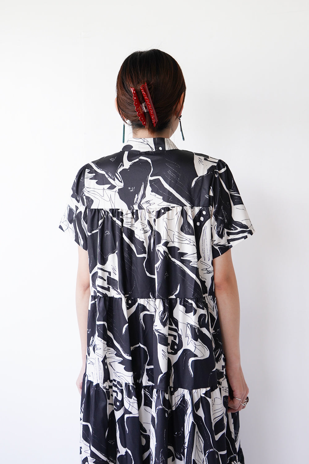 モノクロ馬柄ティアードワンピース – LILA & CITTA ONLINE SHOP