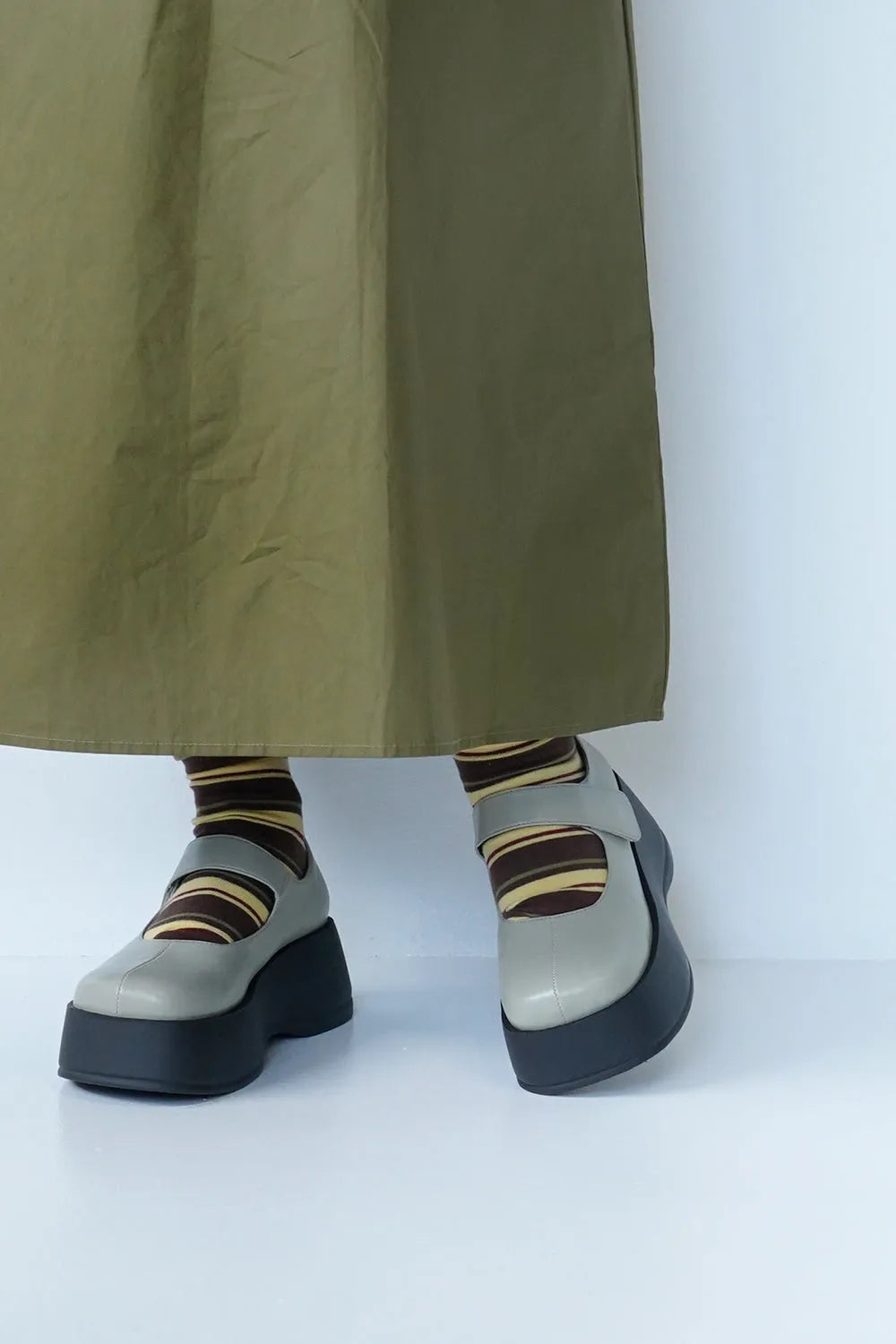 厚底ストラップローファー