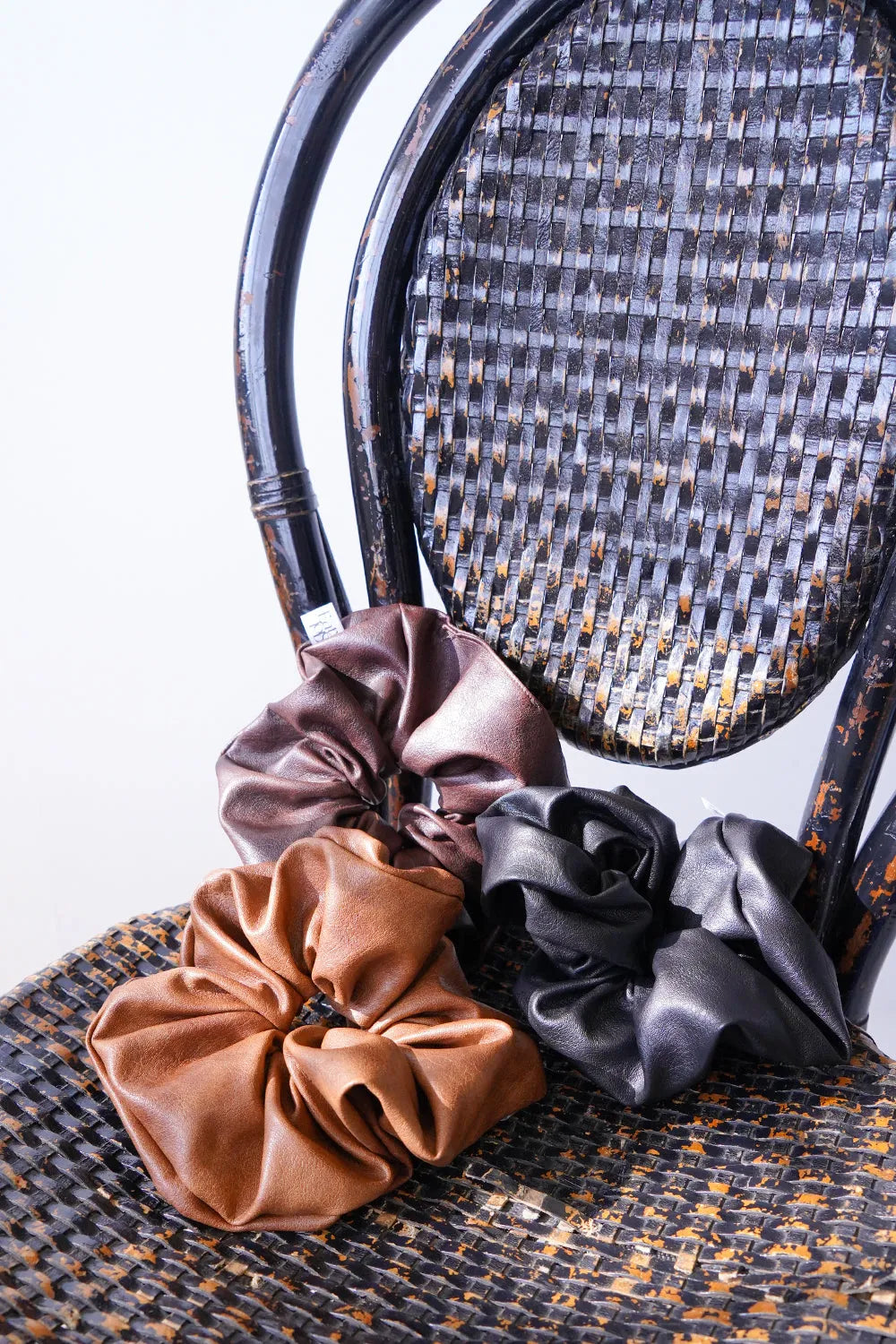 フェイクレザービッグシュシュ