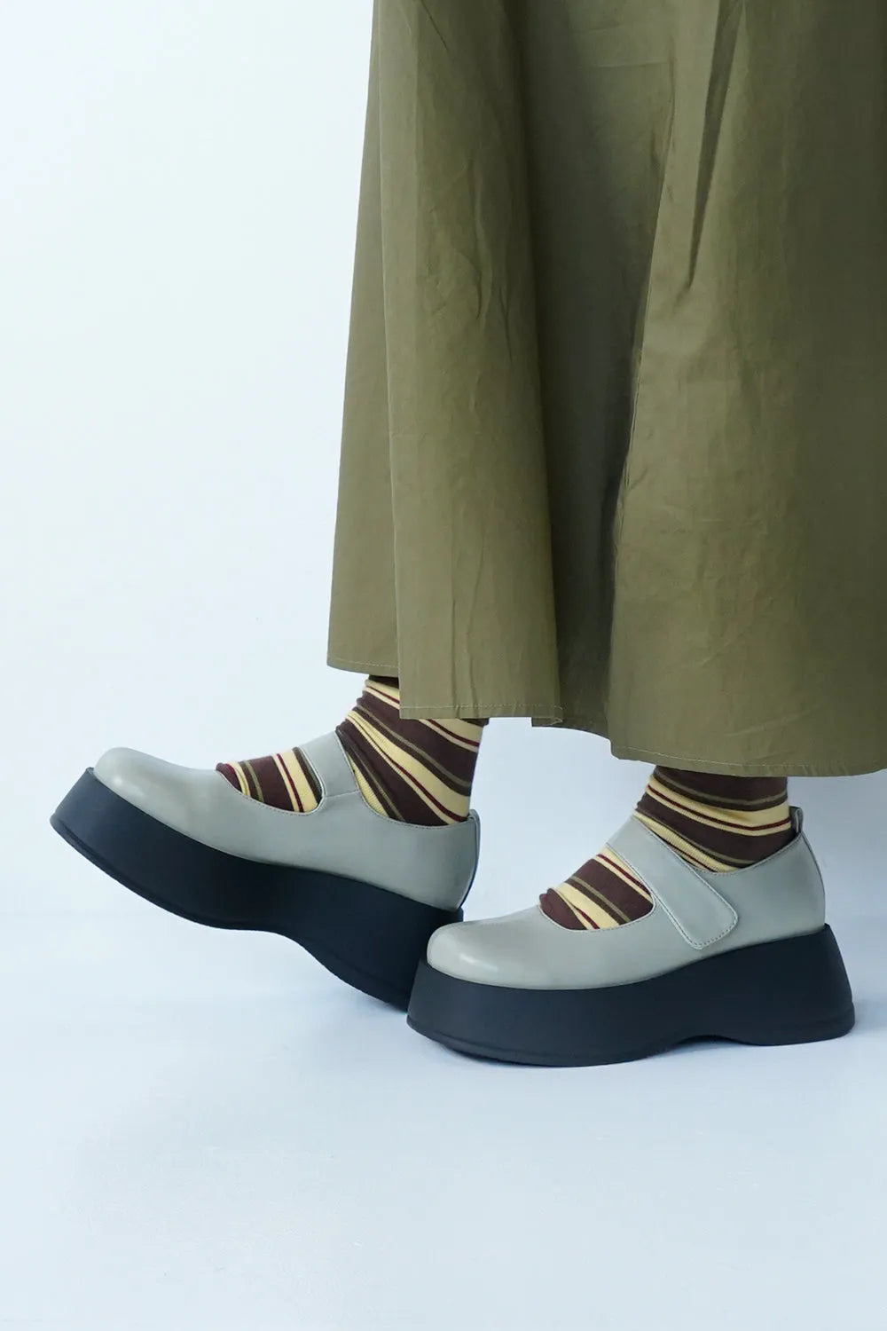 厚底ストラップローファー