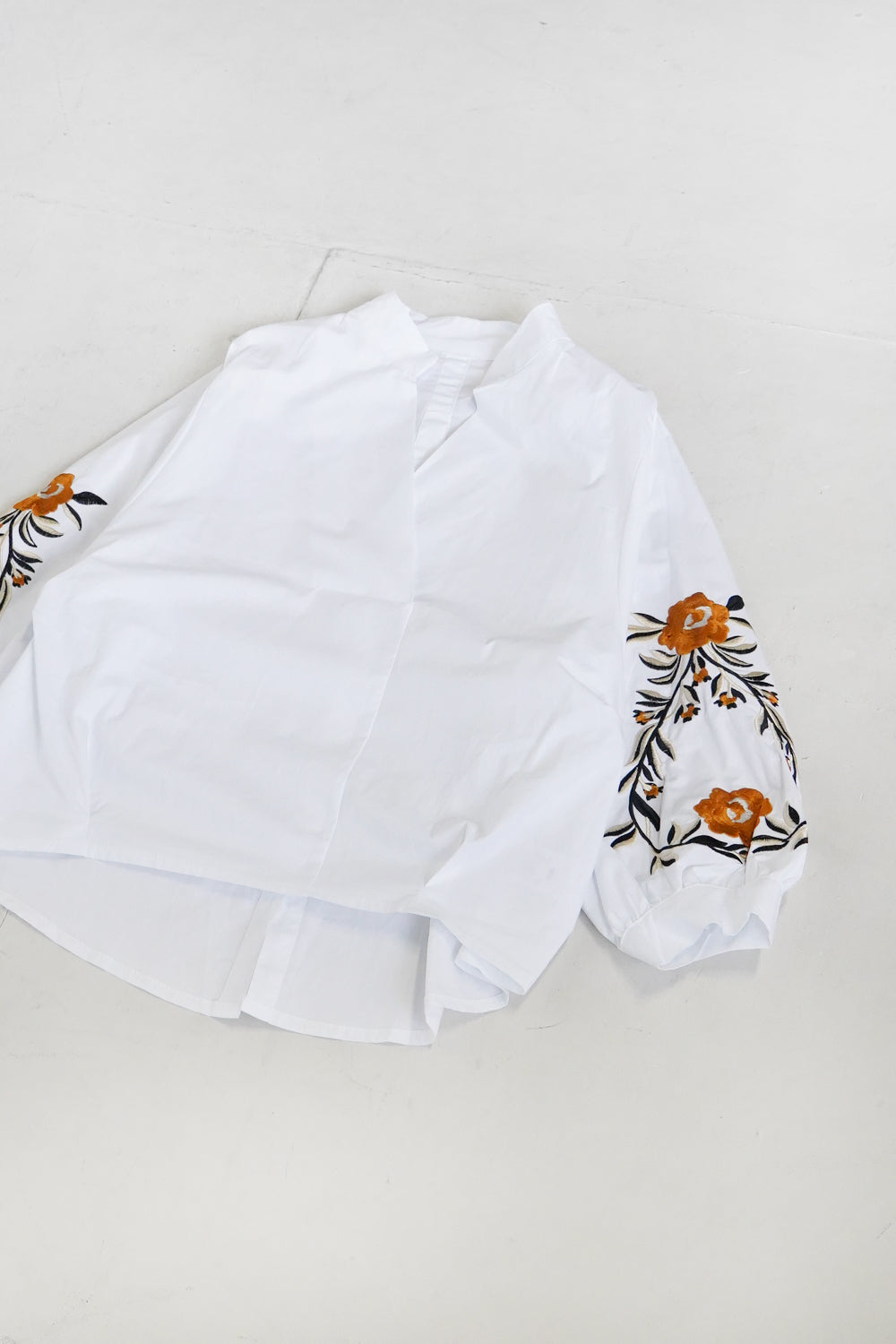 【良好品】 袖刺繍スキッパーブラウス – SHOP ONLINE CITTA & LILA トップス