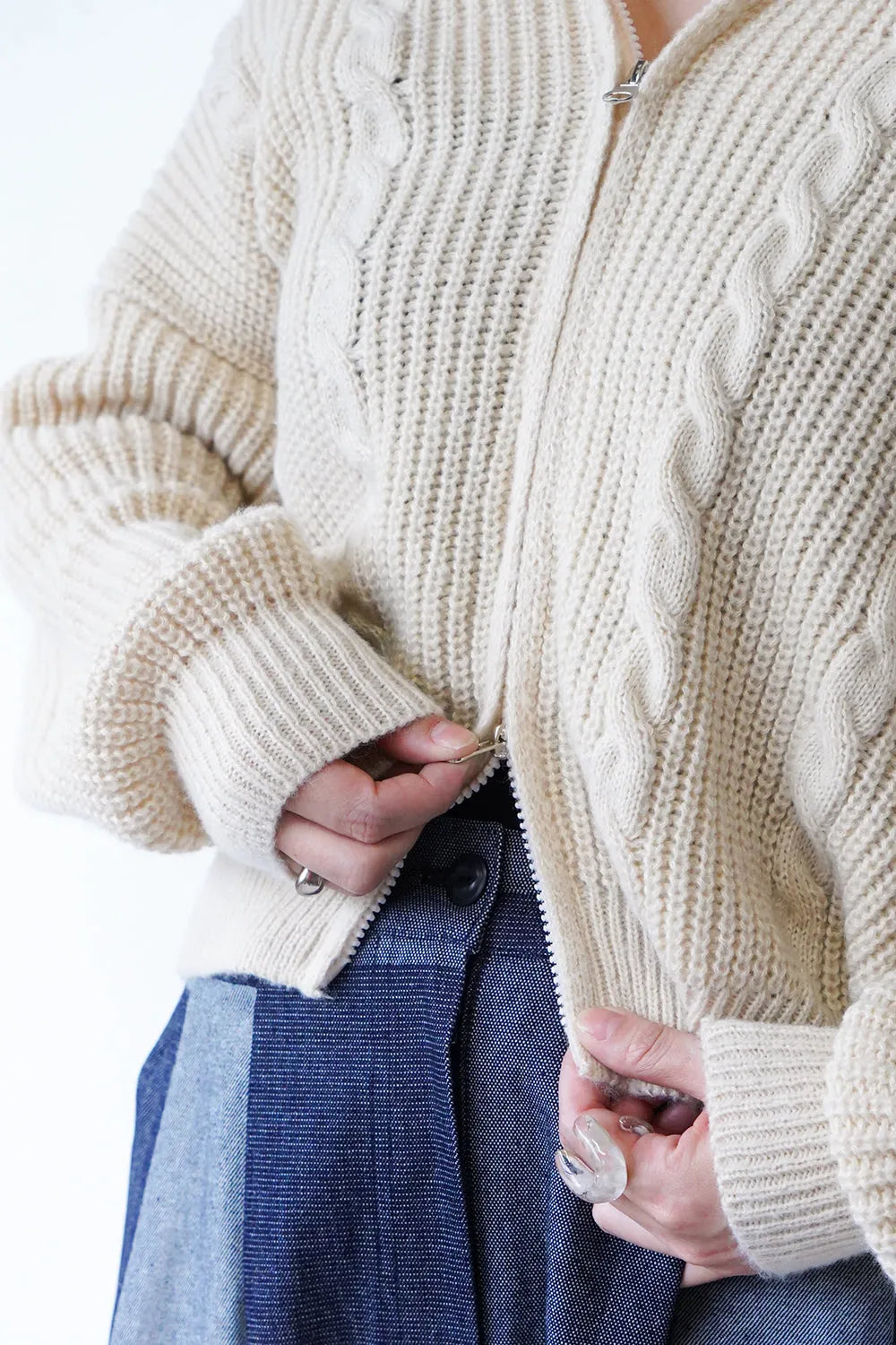 ジップアップハイネックニット