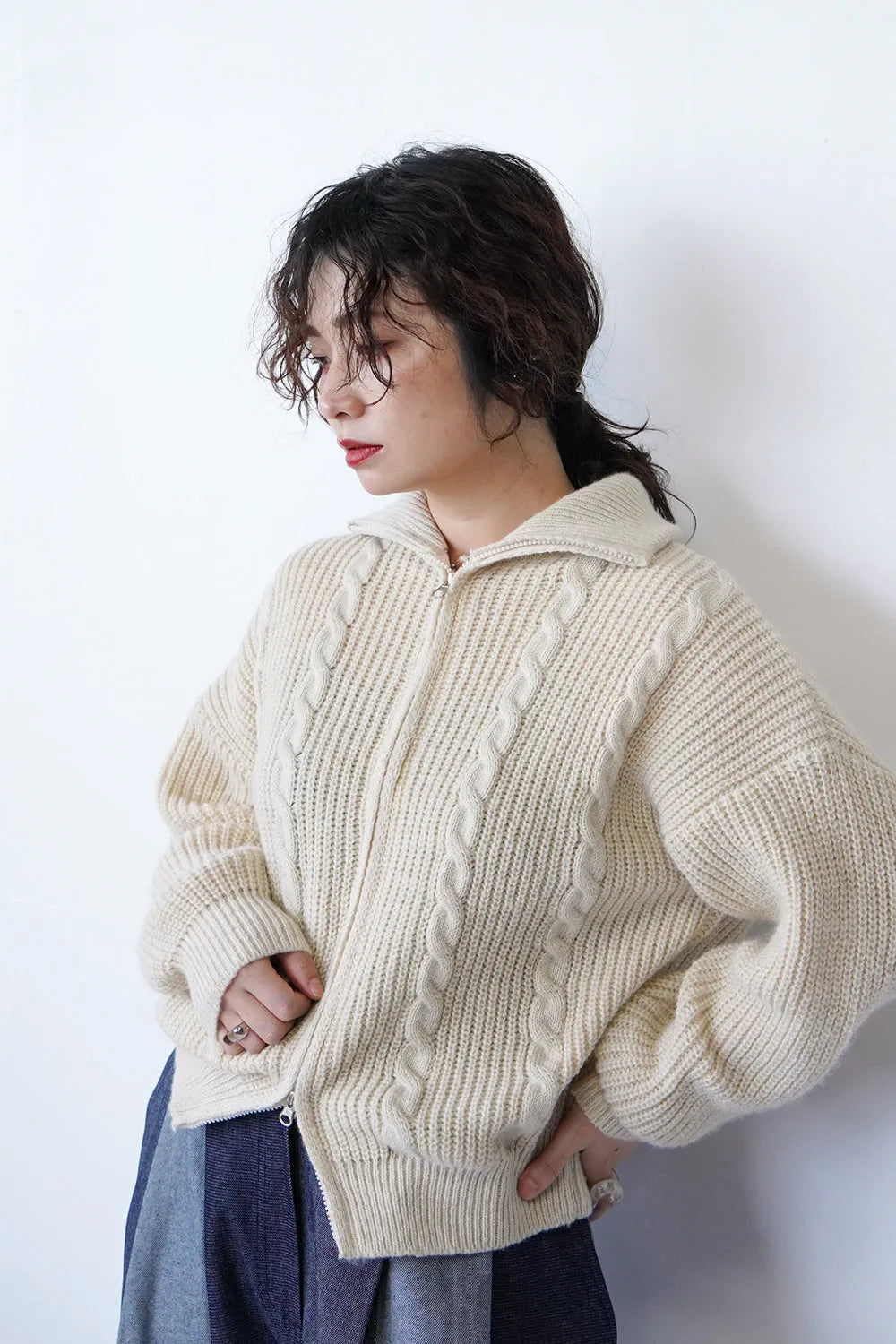 ジップアップハイネックニット