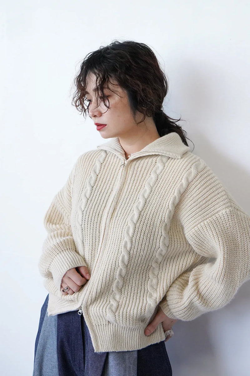 ジップアップハイネックニット
