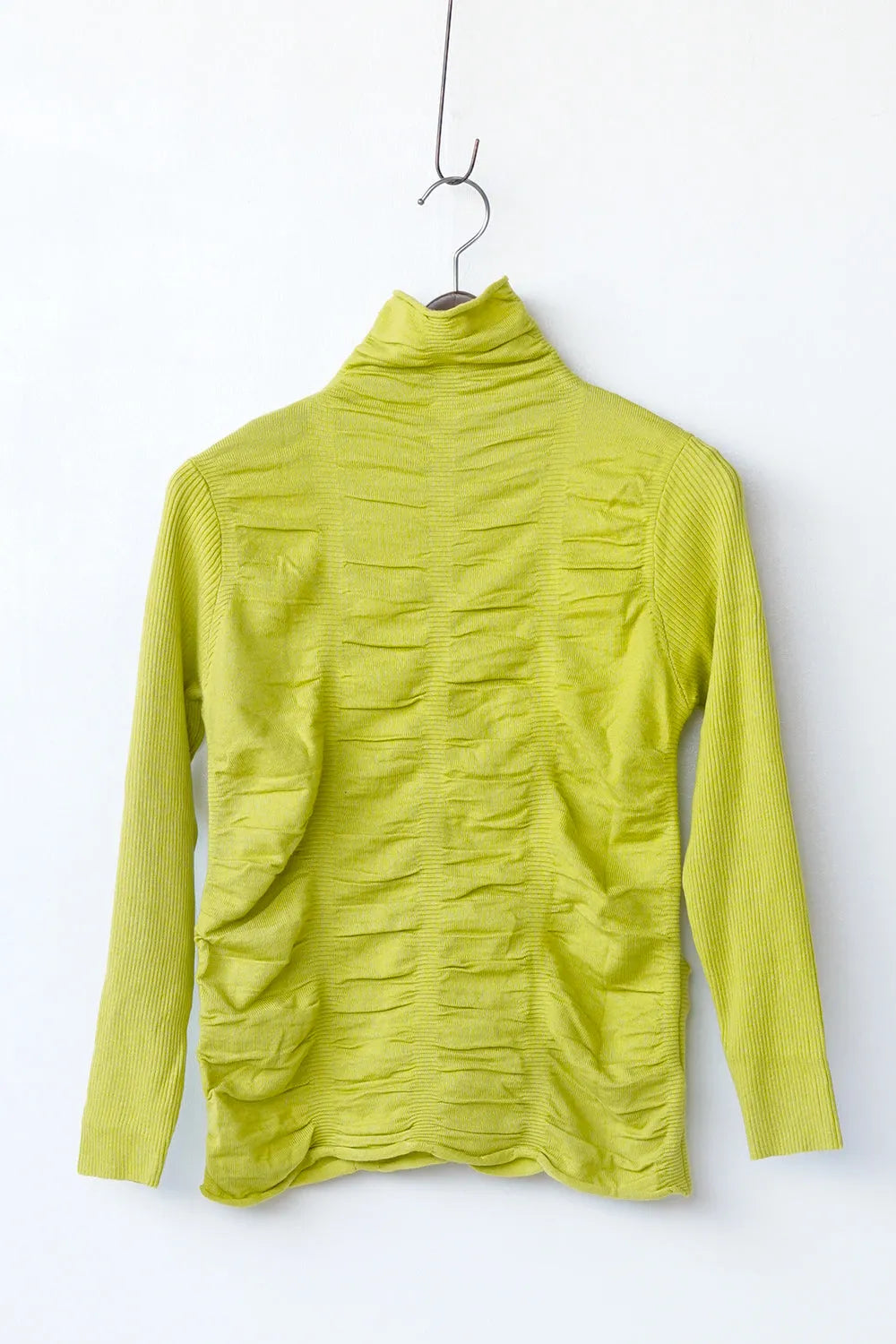 リブスリーブ シャーリングタートルニット